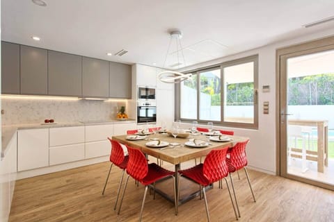 Kitchen and dining
Overlooking the terrace, garden and pool.