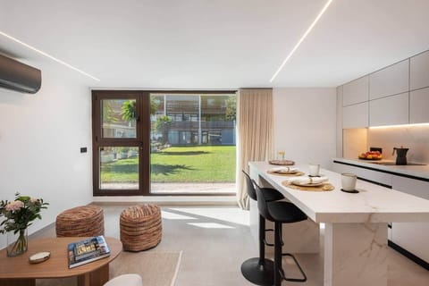 Living with 43" Smart TV, garden views, open kitchen with island
