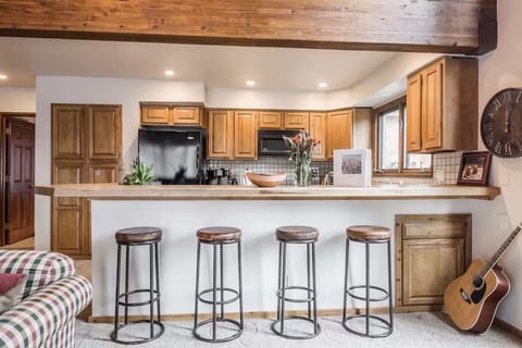 Fully-equipped kitchen w/ breakfast bar for 4, & coffee station!