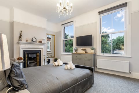 Master Bedroom TV & Sash Windows