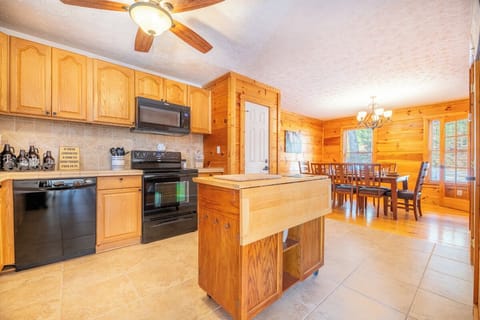 Moonshine Lodge's fully equipped kitchen