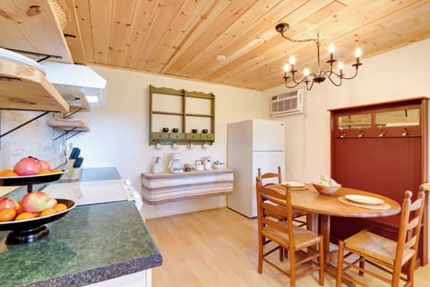 Dining Table | Dishware/Flatware