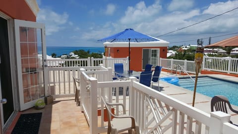 Private pool and pool house
