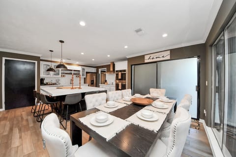 Large open entertaining and cooking area to host large gatherings. 