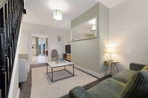 Spacious living room equipped with a SMART TV with Netflix and plenty of space to sit down and relax. 