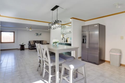 Kitchenette | 2-Burner Stovetop | Microwave | Dining Area