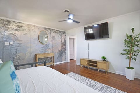 living space with smart TV and day bed