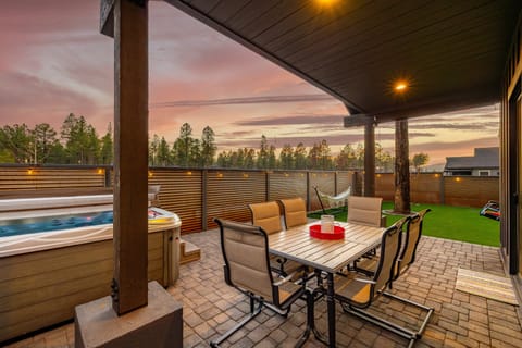 Welcome to Altitude 7000' Private Hot Tub, Outdoor Dining, Games, and more!