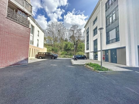 Le parking de la résidence. Notre place est la n°607. Si nous ne pouvons pas vous accueillir nous laisserons le badge du grand portail dans l'entrée de l'appartement.