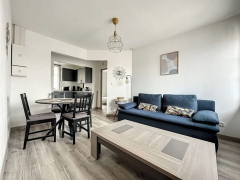 Le séjour avec la cuisine au fond