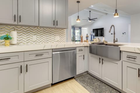 Kitchen | Refrigerator | Microwave | Blender | Toaster | Stove/Oven