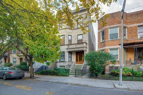 Chicago Vacation Rental | 4BR | 2BA | Steps Required | 2,000 Sq Ft