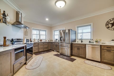 Kitchen | Blender | Toaster | Main Floor