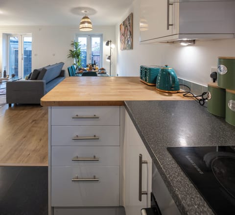 Fully equipped kitchen to make a homely meals