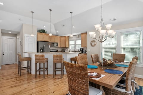 19-web-or-mls-1023-Cruz-Bay-TL-Dining-V2