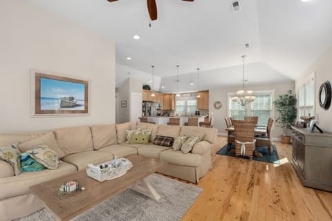 8-web-or-mls-1023-Cruz-Bay-TL-Living-V6