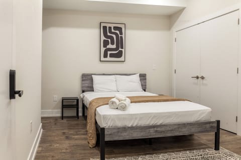 Our bedroom blends modern style with comfort, offering a peaceful space and a crib to welcome your little one.
#ComfortAndCare #BabyCrib #PeacefulNights