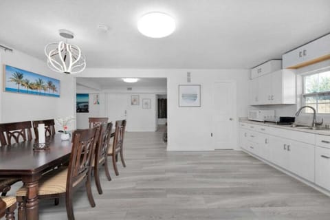 Kitchen+Dining table