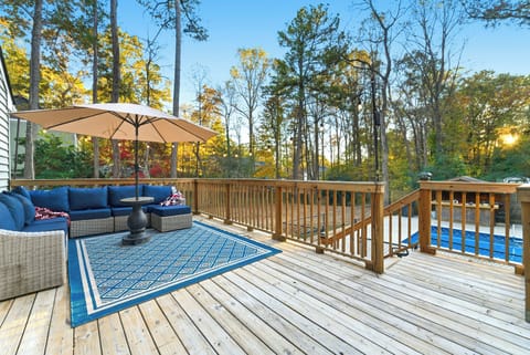 Unwind outdoors on our comfortable private deck - lots of seating