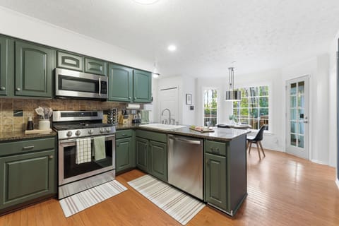  Fully equipped kitchen with eat-in area for family meals and snacks.
