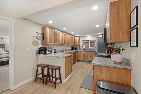 Kitchen – Full kitchen with modern appliances