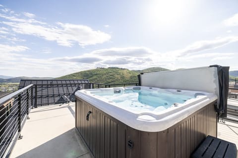 Private Rooftop Hot Tub • Stars & Mountain Views • 5th Floor