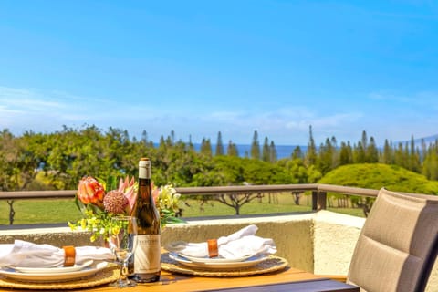 Dine with sweeping resort views and gentle trade winds on this spacious lanai at Kapalua Golf Villas. KGV-18T4