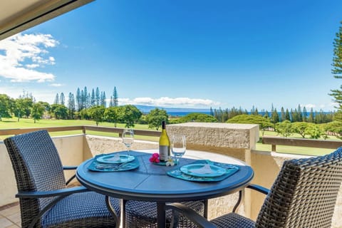  Savor alfresco meals paired with fine wine, as golden light dances on the lanai and the view stretches beyond the pines    KGV-17T5