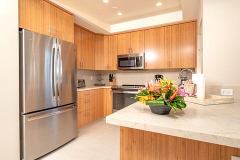 Whether prepping breakfast or hosting dinner, this bright kitchen offers space, style, and serious convenience KGV-19T1