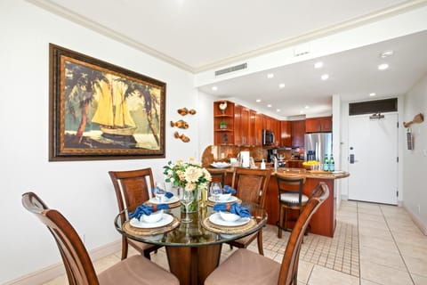  This isn’t just a table—it’s a tropical stage for toast clinks, travel tales, and sunsets peeking through the lanai door  KGV-24T1