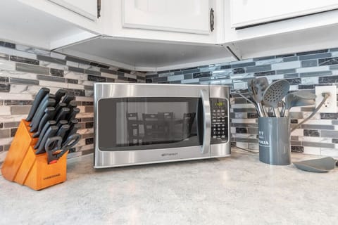 Perfect for reheating leftovers… or pretending you’re a master chef in a hurry.