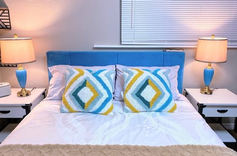 Queen-size bed room（2）