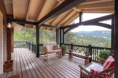 Breathe deep. This is your view, just 7 miles from downtown Boulder.

Escape the hustle and find your quiet place on our mountain deck. Whether you're here to unplug from it all or to tap into the creative energy of Colorado's 'venture capital,' your