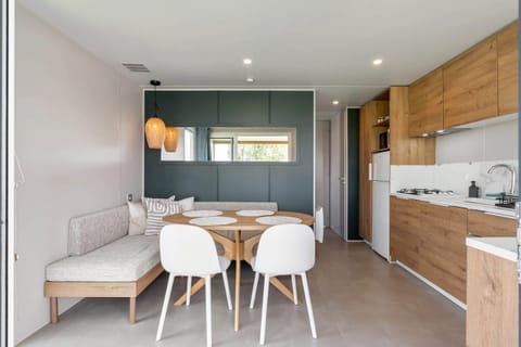 Camping Papillon Bouillon - Vakantiehuis Premium 137 - Dining room