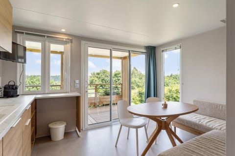 Camping Papillon Bouillon - Vakantiehuis Premium - Dining room