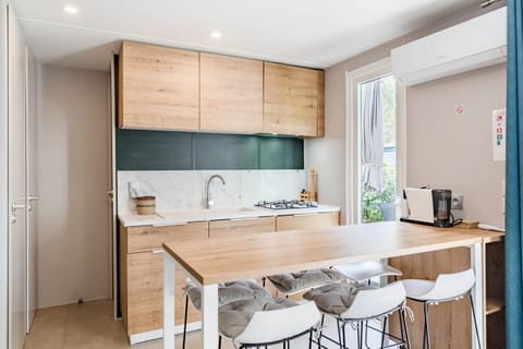 Camping Papillon Kinrooi – 75 - kitchen and dining table