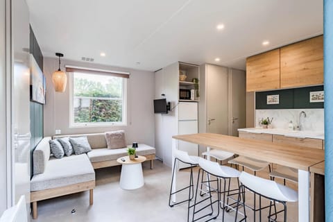 Camping Papillon Kinrooi – 82 - dining table and living room