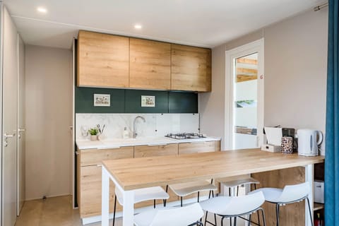 Camping Papillon Kinrooi – 82 - kitchen with dining table