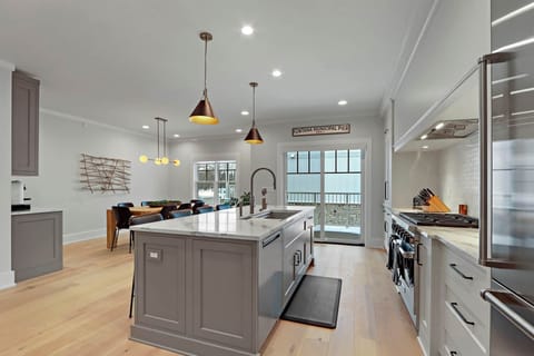 Kitchen & dining (2nd floor)