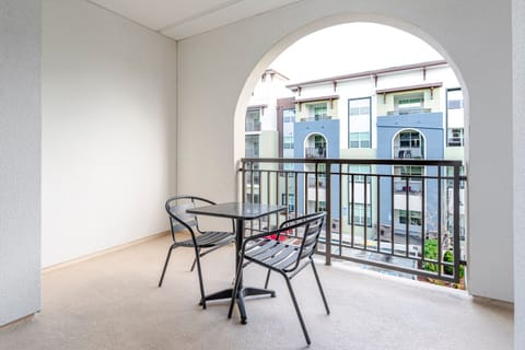 Blueground | Centerville, pool, nr Central Park Apartment in Hayward