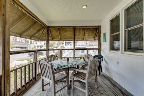 Screened Porch | Outdoor Dining Area