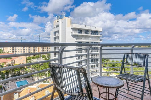 West Palm Beach Vacation Rental | 2BR | 2BA | 1,175 Sq Ft | Step-Free Access