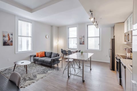 TWO CozySuites Sky Central | Rooftop, Pool #25
