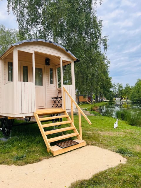 Camping Papillon Kinrooi - Gypsy wagon 2 p. terrace - front