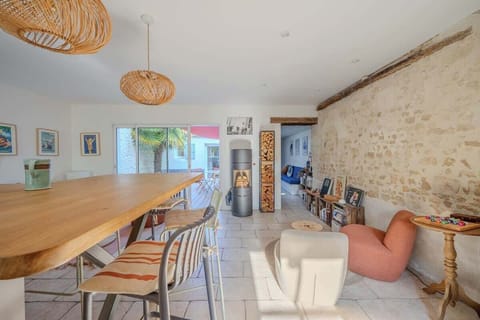 Salle à manger lumineuse pour passer de bons moments entre amis ou en famille.