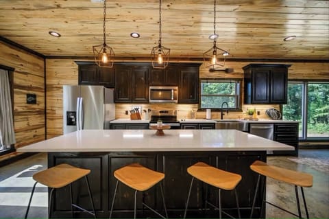 Chef’s kitchen w/ quartz island, full appliances & rustic cabin style