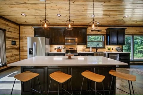 Chef’s kitchen w/ quartz island, full appliances & rustic cabin style