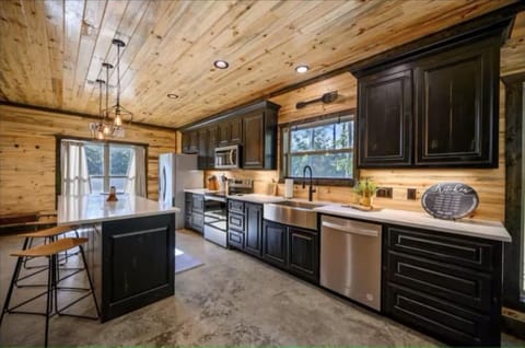 Bright open kitchen w/ island seating & full cookware for family meals