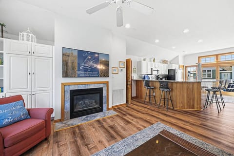 Top-Level Kitchen with Bar (seats 4) (North)