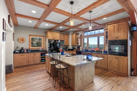 Fully stocked kitchen - Whip up your favorite meals in this beautifully designed kitchen